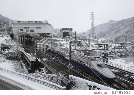 冬の上越新幹線ガーラ湯沢駅とE2系電車 冬の上越新幹線ガーラ湯沢駅とE2系電車 61495650