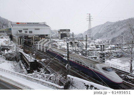 冬の上越新幹線ガーラ湯沢駅とE2系電車 冬の上越新幹線ガーラ湯沢駅とE2系電車 61495651