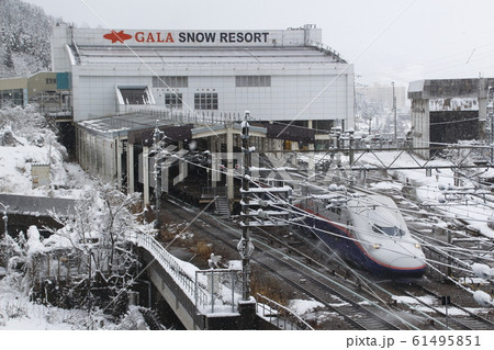 冬の上越新幹線ガーラ湯沢駅とE4系Max 61495851