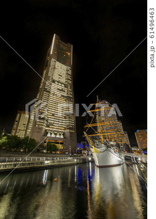 全館点灯でライトアップされたみなとみらいのビルディングと帆船日本丸 61496463
