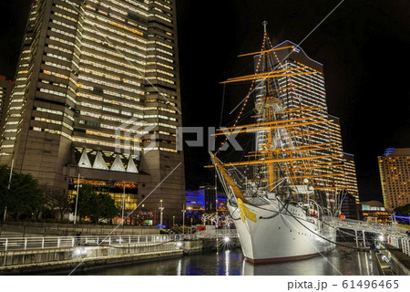 全館点灯でライトアップされたみなとみらいのビルディングと帆船日本丸 全館点灯でライトアップされたみなとみらいのビルディングと帆船日本丸 61496465