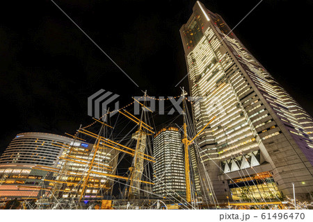 全館点灯でライトアップされたみなとみらいのビルディングと帆船日本丸 全館点灯でライトアップされたみなとみらいのビルディングと帆船日本丸 61496470