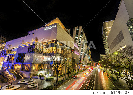 ライトアップされたMARK IS みなとみらいの夜景 61496483
