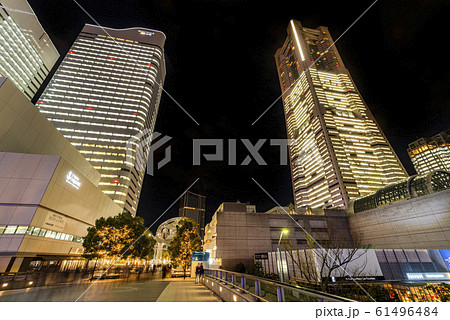 ライトアップされた横浜みなとみらいの夜景 ライトアップされた横浜みなとみらいの夜景 61496484