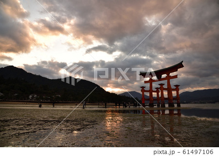 <広島県>宮島 厳島神社(嚴島神社)の大鳥居 <広島県>宮島 厳島神社(嚴島神社)の大鳥居 61497106