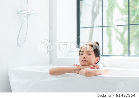 入浴する女性 61497954