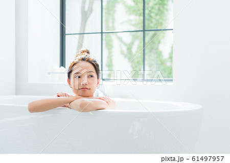 入浴する女性 61497957