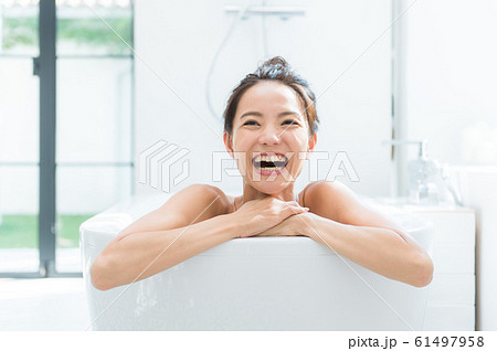 入浴する女性 61497958