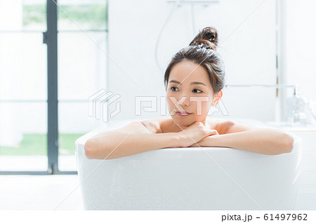 入浴する女性 61497962