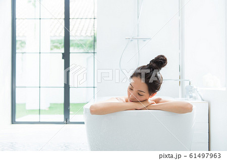 入浴する女性 61497963