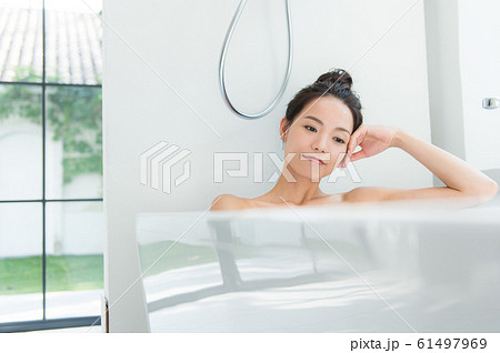 入浴する女性 61497969