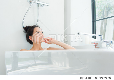 入浴する女性 入浴する女性 61497970