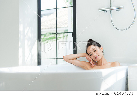 入浴する女性 61497979