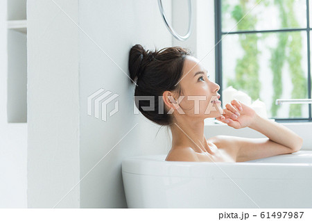 入浴する女性 61497987