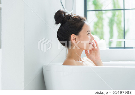 入浴する女性 61497988