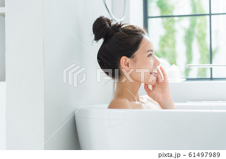 入浴する女性 入浴する女性 61497989