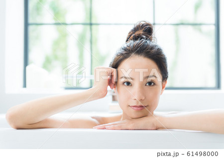 入浴する女性 61498000