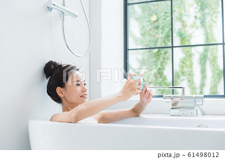 入浴する女性 61498012