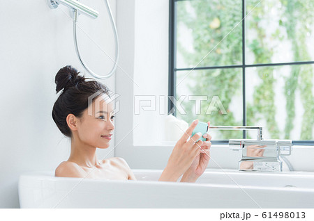 入浴する女性 入浴する女性 61498013