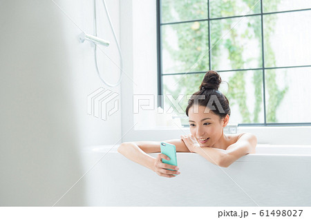 入浴する女性 入浴する女性 61498027