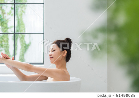入浴する女性 入浴する女性 61498038