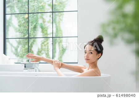 入浴する女性 61498040