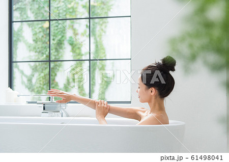 入浴する女性 61498041