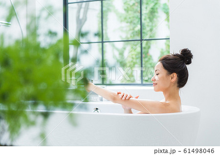 入浴する女性 61498046