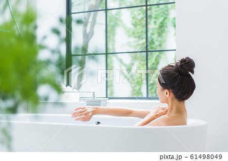 入浴する女性 入浴する女性 61498049