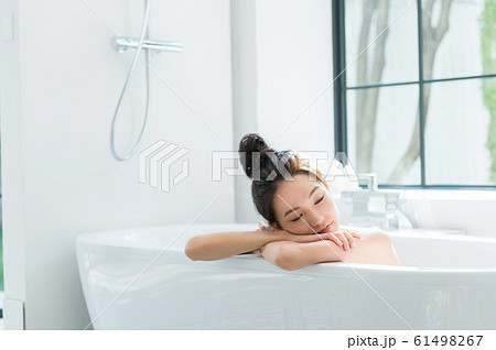 入浴する女性 入浴する女性 61498267