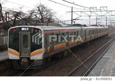 大きめの霰(あられ)が舞う、信越本線保内駅 大きめの霰(あられ)が舞う、信越本線保内駅 61498691