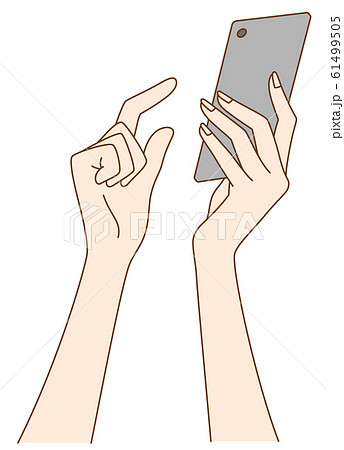 スマホを持つ女性の手元 スマホを持つ女性の手元 61499505