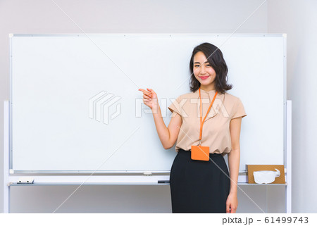 オンラインセミナー　女性　日本人　人物　クリニック　ホワイトボード　プレゼンテーション　営業　紹介 61499743