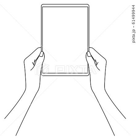 タブレットを持つ女性の手元 タブレットを持つ女性の手元 61499944
