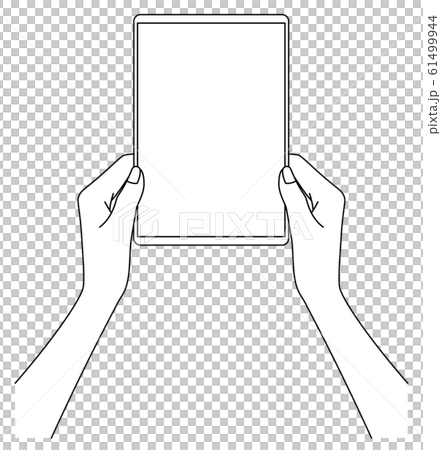 タブレットを持つ女性の手元 タブレットを持つ女性の手元 61499944