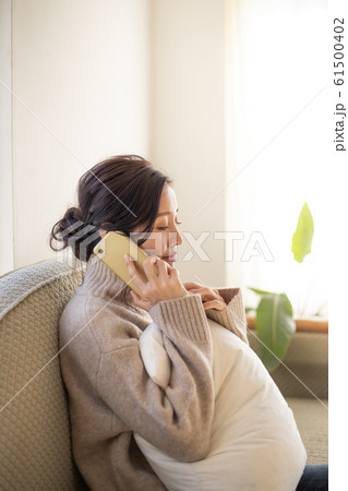 スマホで電話をかける若い女性 スマホで電話をかける若い女性 61500402