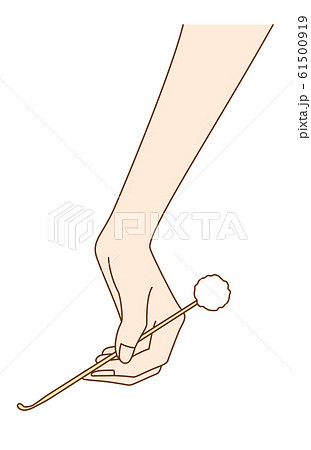 耳かきを持つ女性の手元 61500919