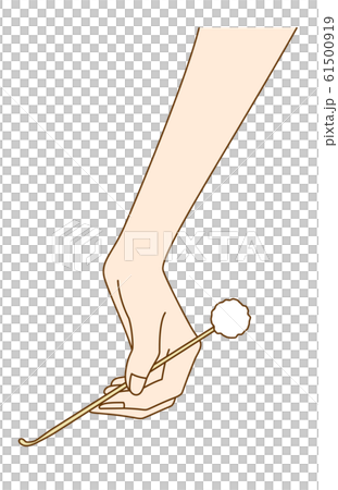 耳かきを持つ女性の手元 61500919