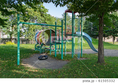 円形の遊具 61505332