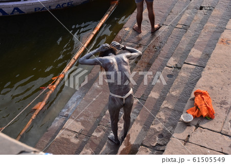 インドの世界遺産のワラーナシー ガンジス川で沐浴するヒンドゥー教の修行者のサドゥー インドの世界遺産のワラーナシー ガンジス川で沐浴するヒンドゥー教の修行者のサドゥー 61505549