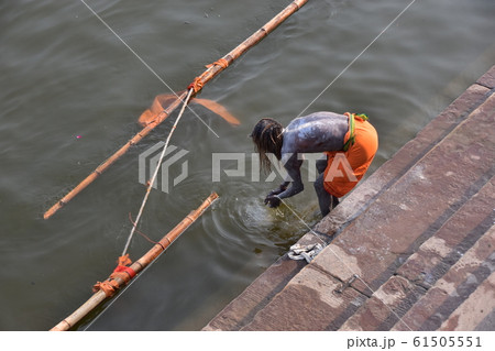 インドの世界遺産のワラーナシー　ガンジス川で沐浴するヒンドゥー教の修行者のサドゥー 61505551