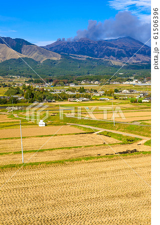 南阿蘇村久木野から阿蘇山と田園の秋景色　【熊本県阿蘇郡南阿蘇村】 61506396