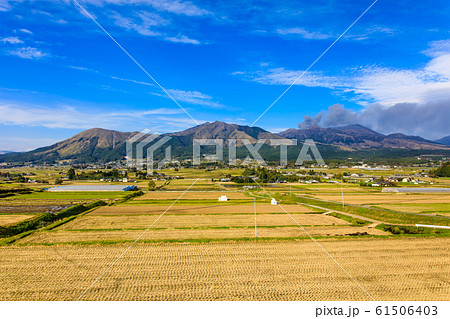 南阿蘇村久木野から阿蘇山と田園の秋景色 熊本県阿蘇郡南阿蘇村 の写真素材