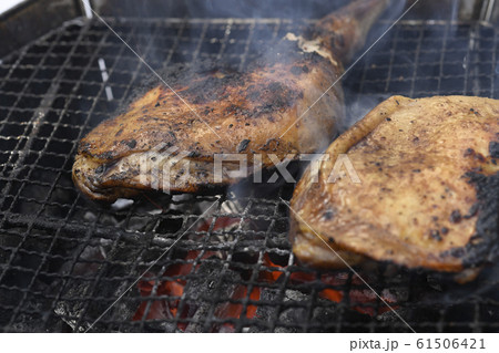 焼き鳥　鶏肉モモ骨付き　骨付き肉のバーベキュー 61506421
