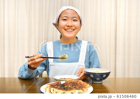 餃子を食べる女の子 餃子を食べる女の子 61506460