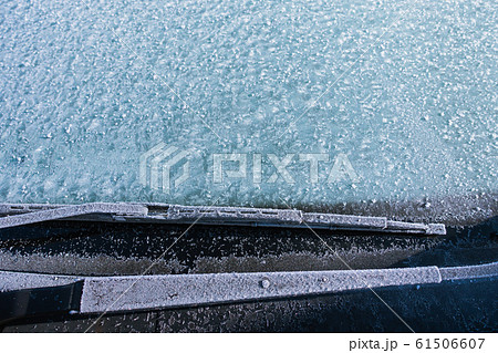 車のフロントガラスに付着した霜 窓霜 長野県の写真素材