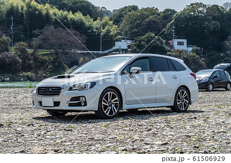河原の白い自動車(ステーションワゴン) 河原の白い自動車(ステーションワゴン) 61506929