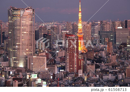 渋谷スカイから見た六本木ヒルズと東京タワーの夜景の写真素材