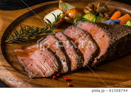 ローストビーフ　Freshly made roast beef 61508744