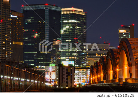 大阪・梅田 鉄橋 夜景 摩天楼 61510529